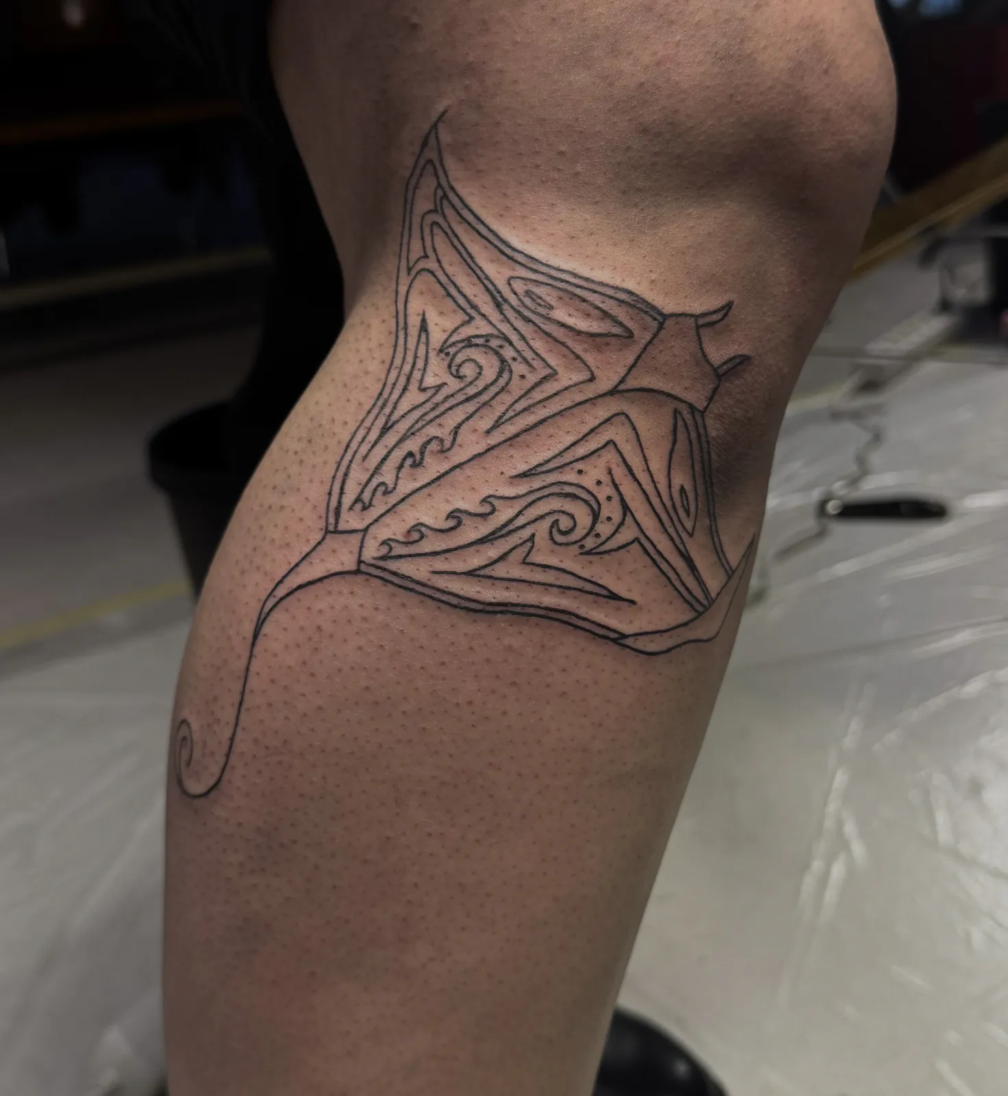 Linework tetovaža raže sa šarama talasa na listu noge