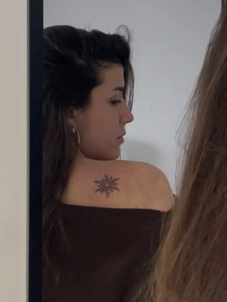 Mala tetovaža sunca na lopatici, u ogledalu